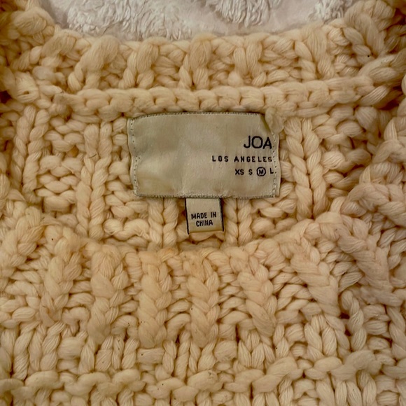 Cute, cropped cable-knit sweater size medium - Picture 5 of 6